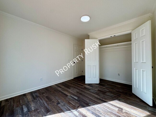 Building Photo - 824 Clift St