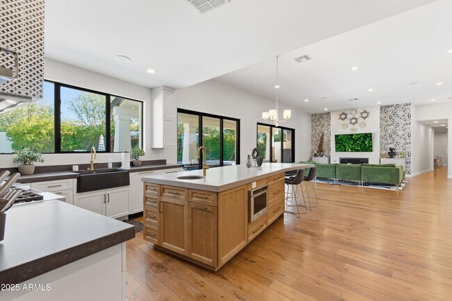 Building Photo - 4601 N Royal View Dr