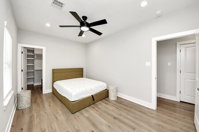 Building Photo - 410 E 41st St