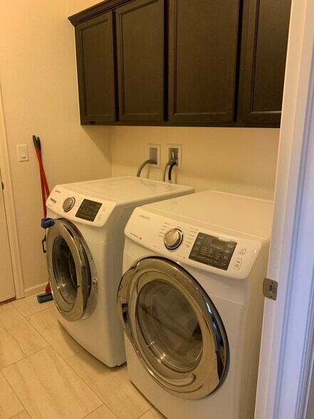 Front loading large capacity W&D - 15102 E Batavia Pl