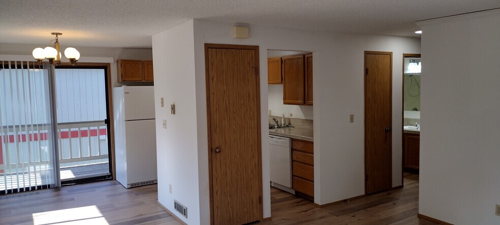 Building Photo - 423 Healy Ave S