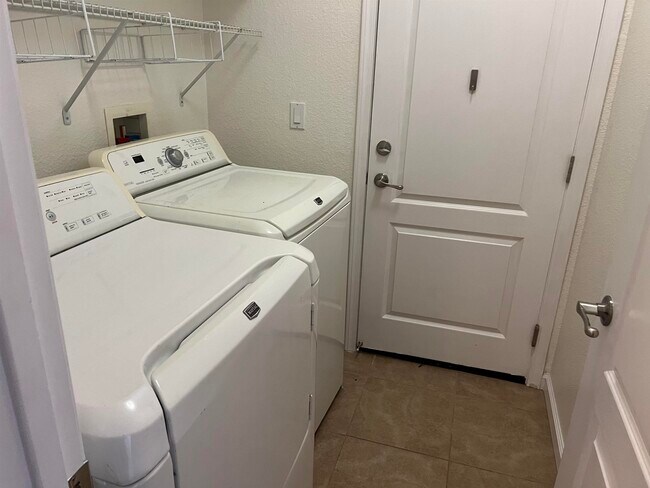 Building Photo - 1112 Park W Dr