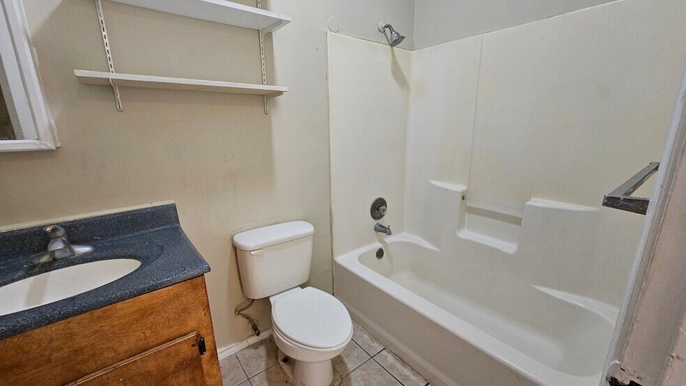 Downstairs bathroom - 7838 New World