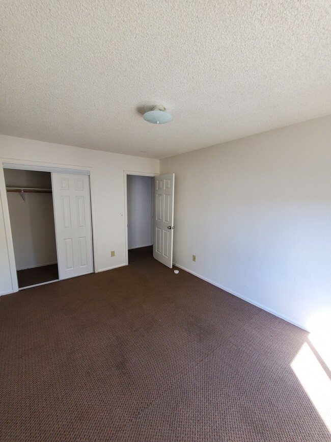 Building Photo - 138 N Willow St