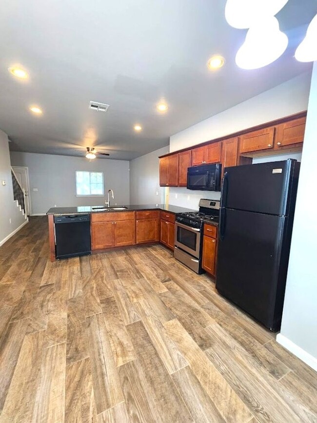 Building Photo - Campbell St Duplex