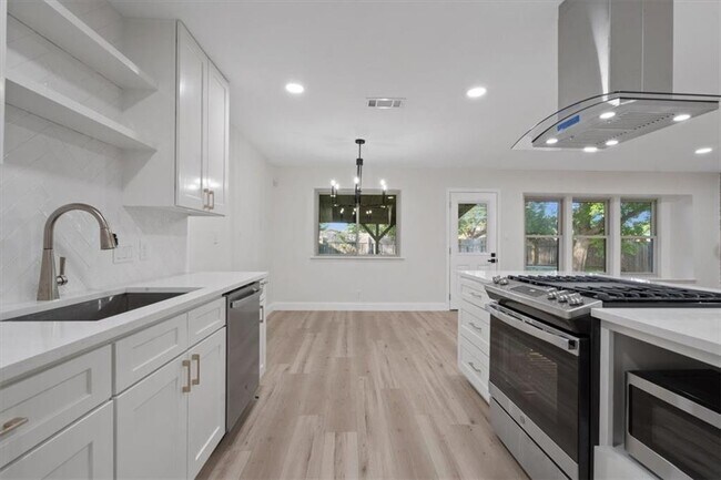 Building Photo - 304 Skyloop Dr