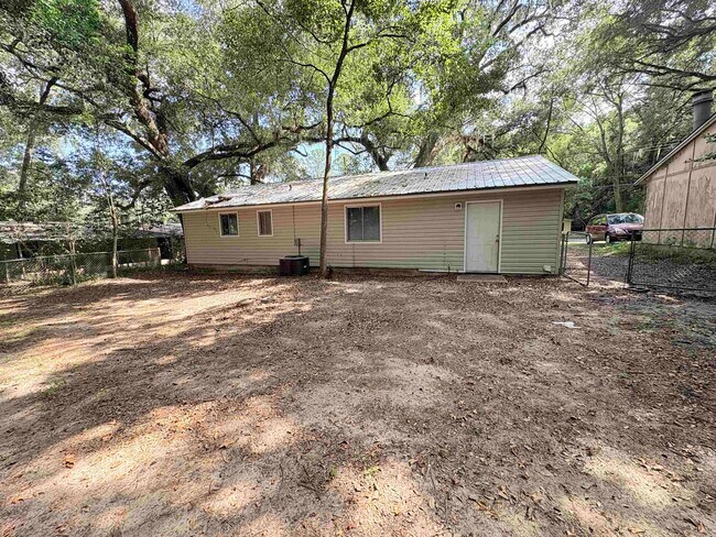 Building Photo - 2922 Oakwood Dr