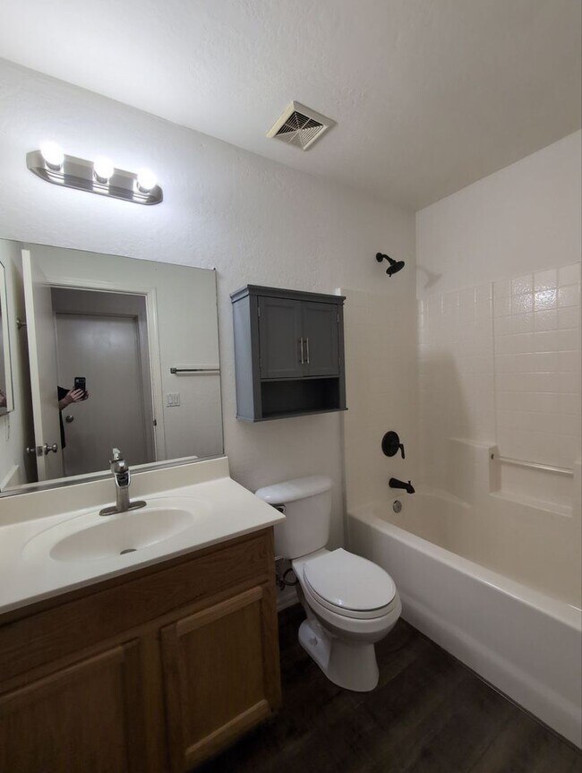 Building Photo - Charming 3 bedroom w/ Den home, ready for immediate move-in!