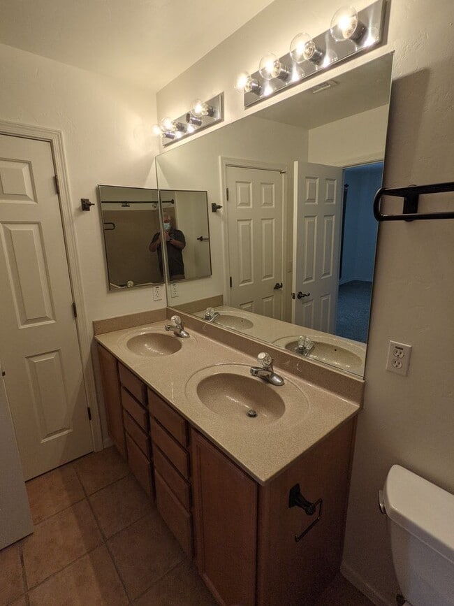 Building Photo - 4 Bedroom and 2.5 Bath Rental