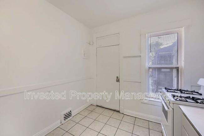 Building Photo - 533 E 6th Ave