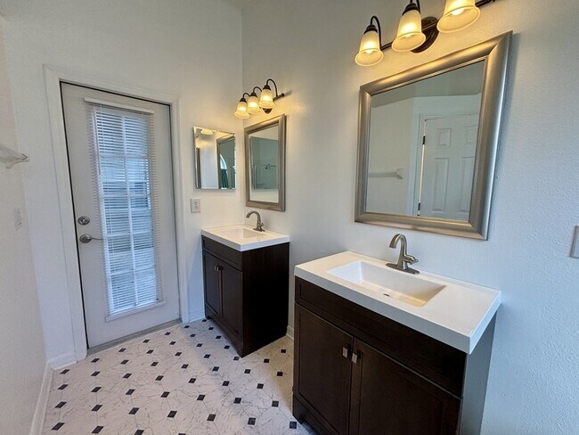 Building Photo - 2787 River Ridge Dr