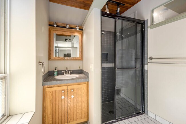 Building Photo - Gorgeous  Home In The Marmalade District O...