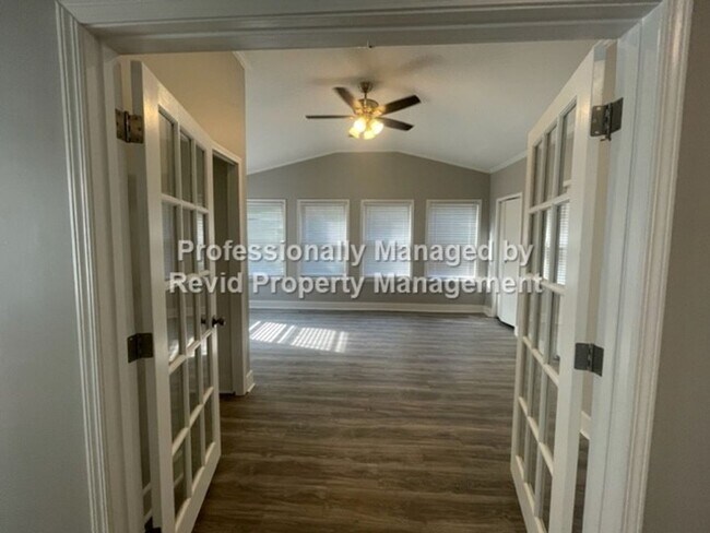 Building Photo - 3523 Barwood Cir