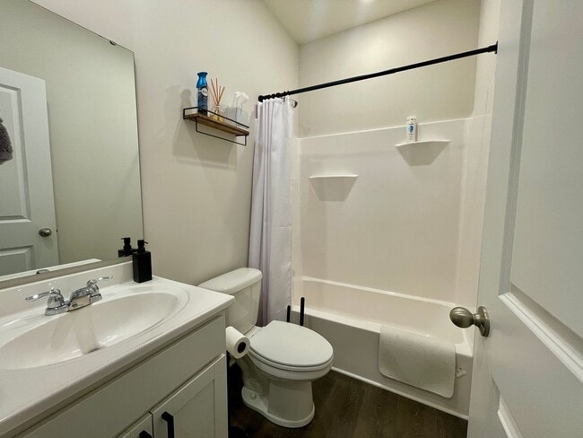 Building Photo - 3 Bed 2 Bath Available Now In Mccordsville!