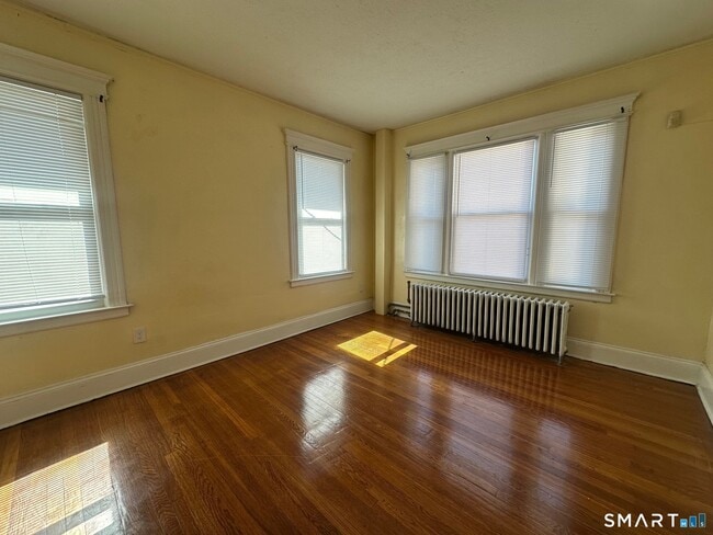 Building Photo - 146 Adams St