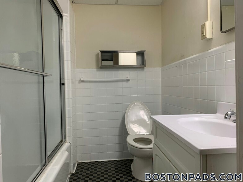 Building Photo - 62 Boylston St