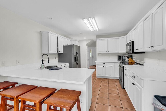 Building Photo - ** $1,000 off your first months rent with a move in by April 15th ** Rent includes Trash pick up,...