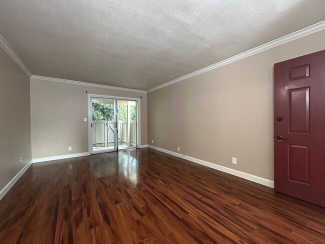 Building Photo - Move-In Ready 1BR in Sought-After Kirkwood...