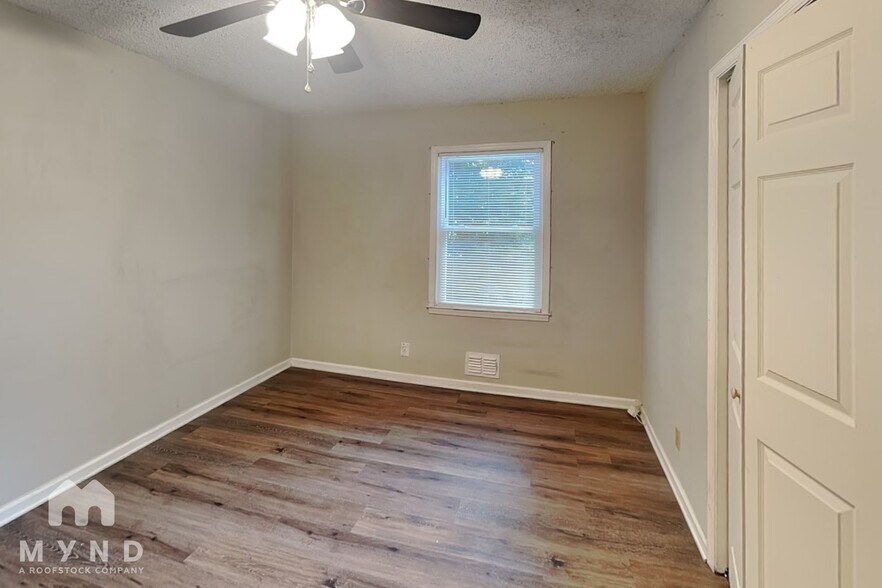 Building Photo - 2559 Park Dr