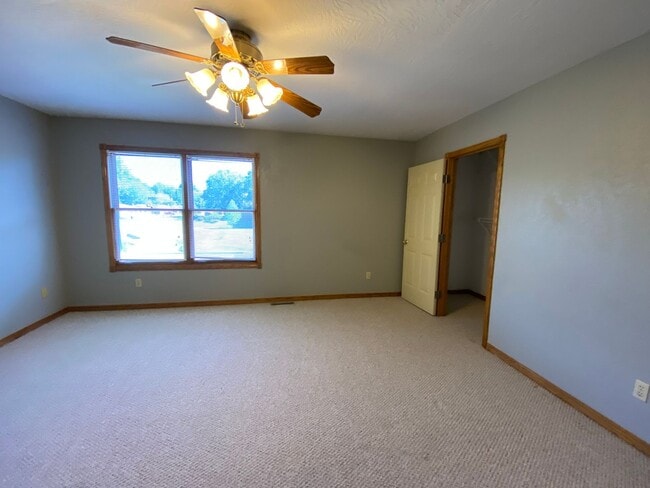 Building Photo - Great 2 bedroom 1.5 bathroom  Duplex