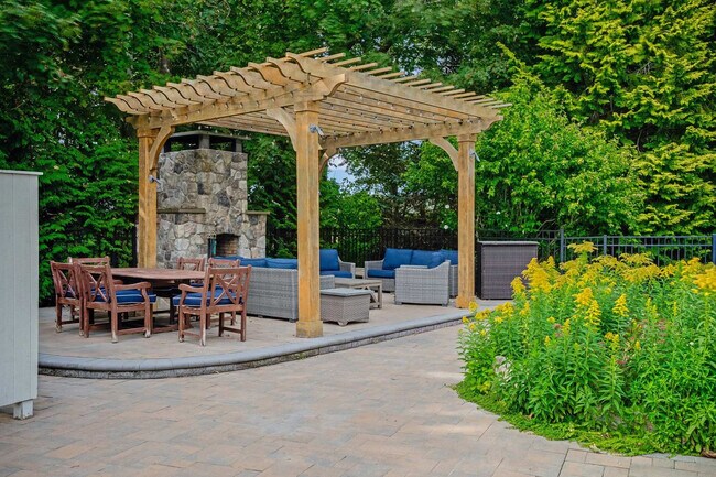 Building Photo - 1025 Peconic Bay Blvd