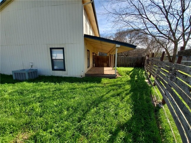 Building Photo - 108 Verna Spur