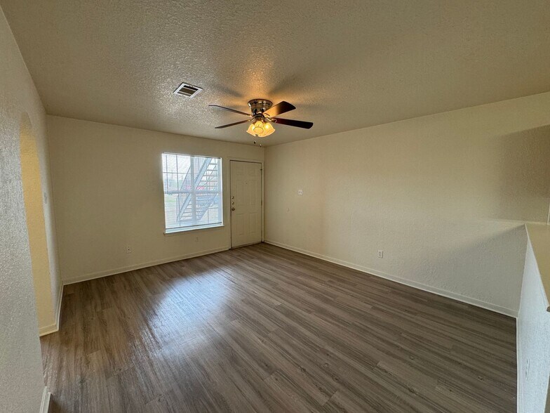 Building Photo - 1606 Dugger Cir