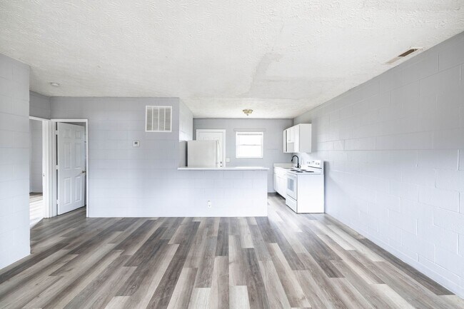 Building Photo - 2 Bed, 1 Bath %50 OFF FIRST MONTH'S RENT!