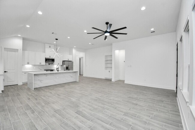 Building Photo - 519 Lovers Ln