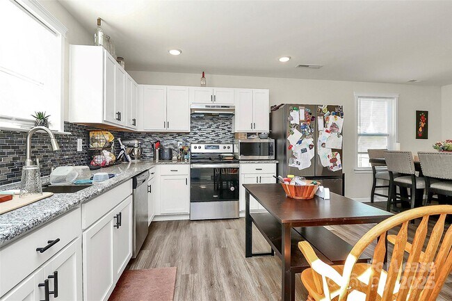 Building Photo - 409 Kickapoo Ave