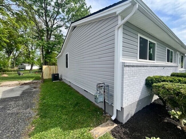 Building Photo - 4BR/1Ba house-Ready to make your new home!