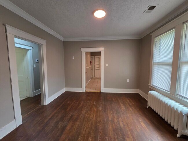 Building Photo - 637 N Willett St