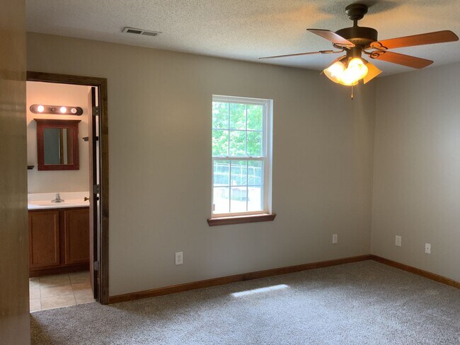 Building Photo - 110 Littleleaf Ct