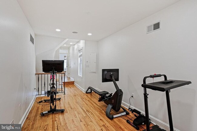Building Photo - 427 S Eden St