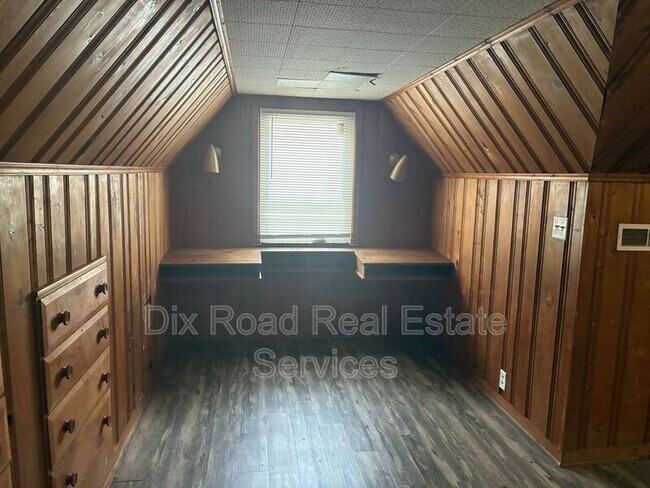 Building Photo - 112 Iroquois Ave