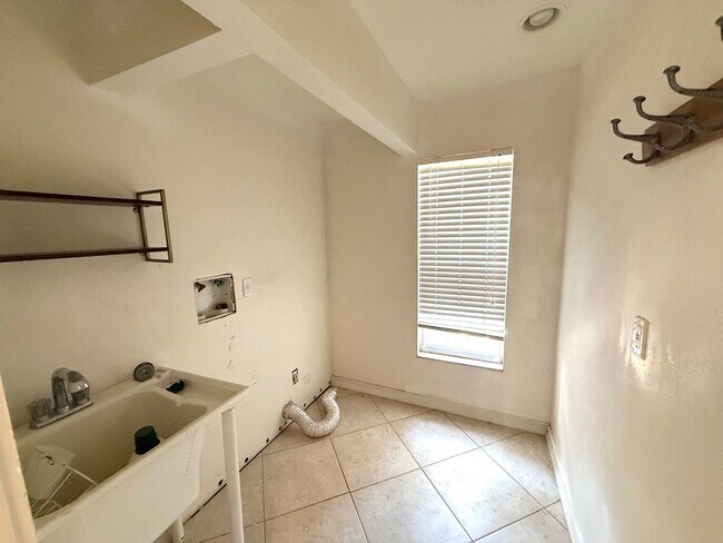 Building Photo - Spacious 3-Bed/2-Bath Home for Rent! Saras...