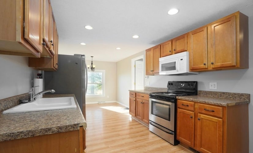 Kitchen & dining room - 2811 3 Mile Rd NE