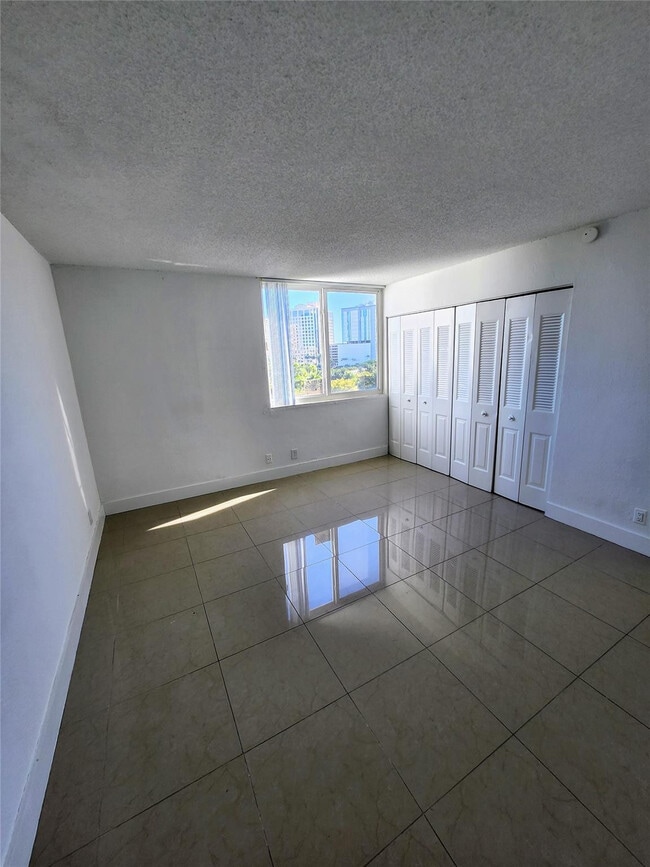 Building Photo - 9001 SW 77th Ave