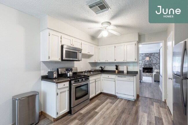 Building Photo - Queen room in 3-bed/1.5-bath Home