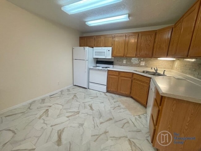 Building Photo - Springtree Condo