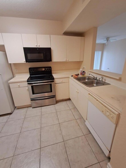 Building Photo - 1157 Golden Lakes Blvd