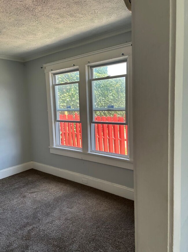 Building Photo - 9505 Sladden Ave