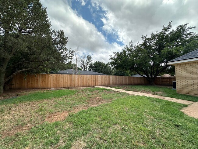 Building Photo - 3 bed 2 bath 2 car garage