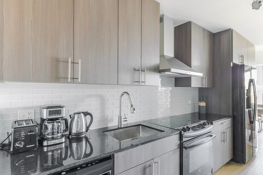 Building Photo - 211 W Scott St