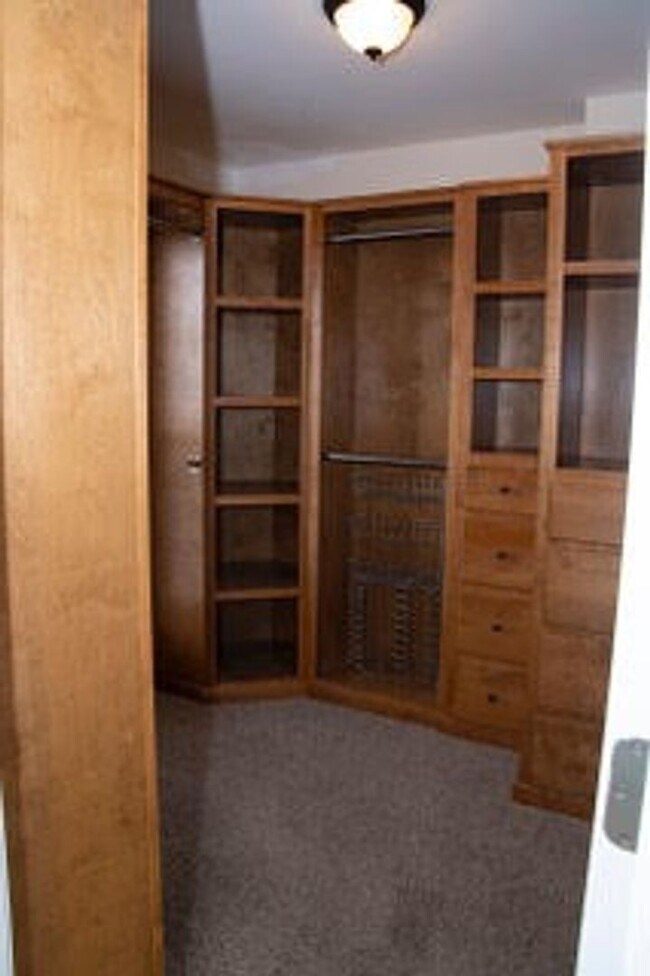 Building Photo - 514 Winding Bluff Way