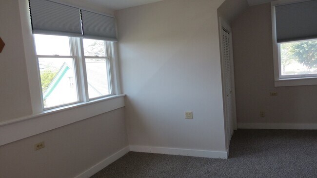Building Photo - 128 Low St