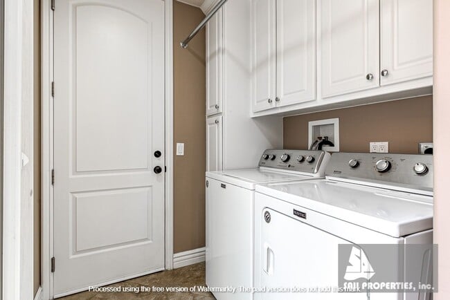 Building Photo - Gorgeous, Large downtown Huntington Beach Vacation Rental