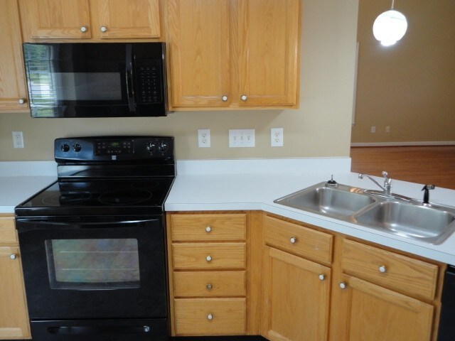 Building Photo - 246 Tillamook Dr