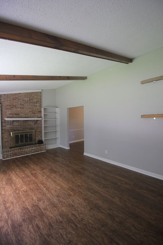 Building Photo - Move In Special!! 1/2 Off First Month's Re...
