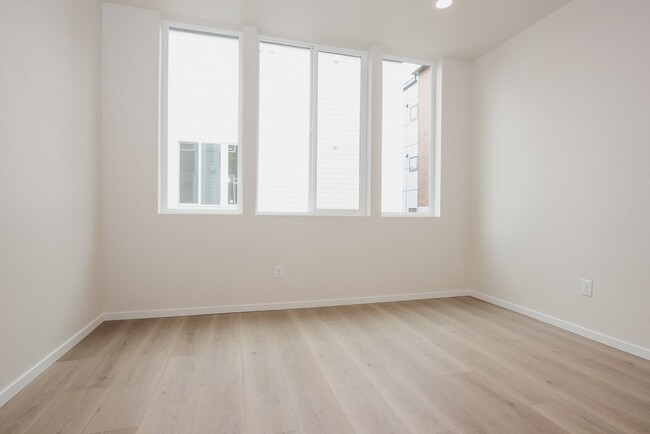 Building Photo - One year old townhome